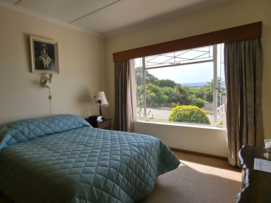 6 Bedroom Property for Sale in Wavecrest Eastern Cape